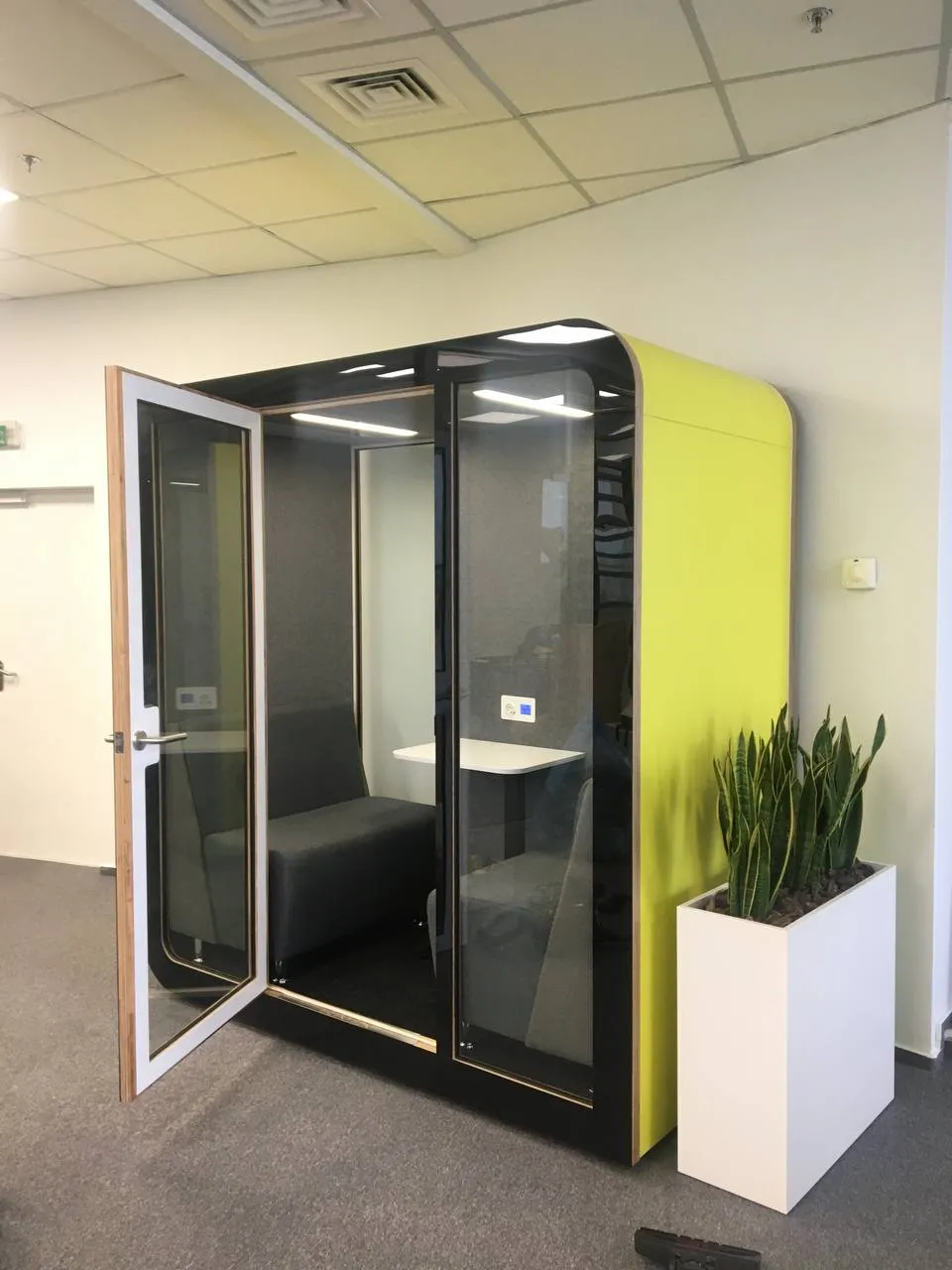 Silentbox acoustic booth — Black & lime, Meeting area