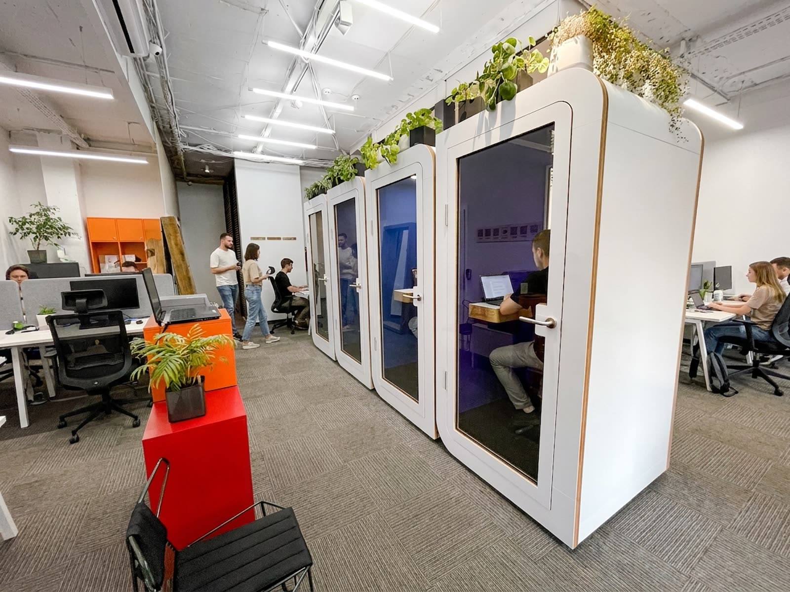Office pods for hybrid working: what actually changes in the space